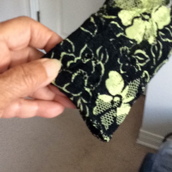 Lace blouse in black and green. Body lined - Picture 4 of 4